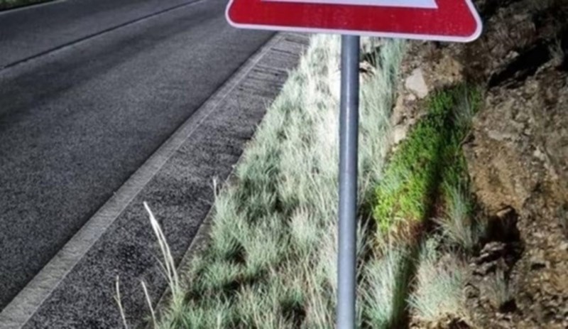 Fotka prometnog znaka s Visa apsolutni je hit na Fejsu, odmah će vam biti jasno zašto