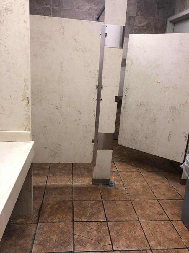 3. "Mramorna" vrata za javni wc definitivno nisu dobra ideja
