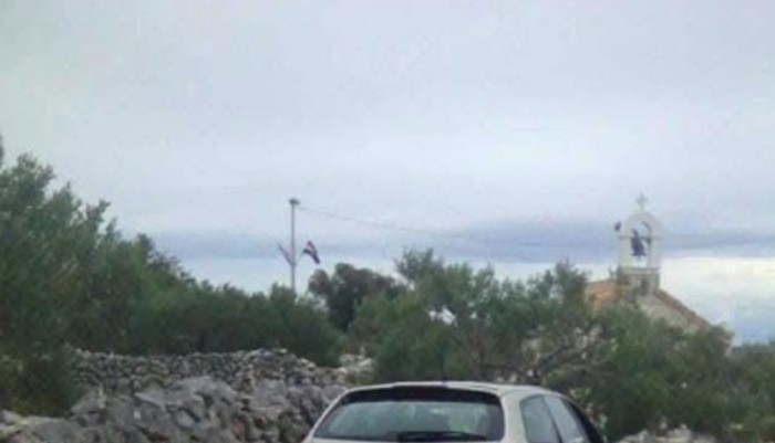 Zagrepčanin je tijekom vožnje po ruralnoj Dalmaciji naišao na neočekivan problem, fotka je hit