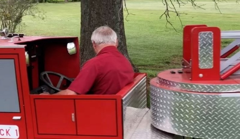 Djed je ganuo internet zbog onoga što je napravio da zabavi unuke, snimka će vam otopiti srce