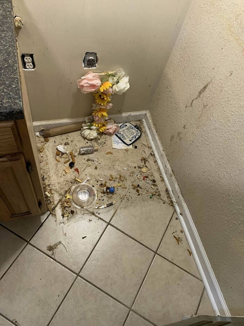 13. Koliko prljavštine se može stvoriti iza ormarića u godinu dana kad imaš ekstremno neuredne podstanare