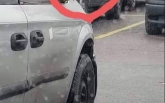 Tip je ostao bez retrovizora, morate vidjeti urnebesnu konstrukciju kojom ga je zamijenio
