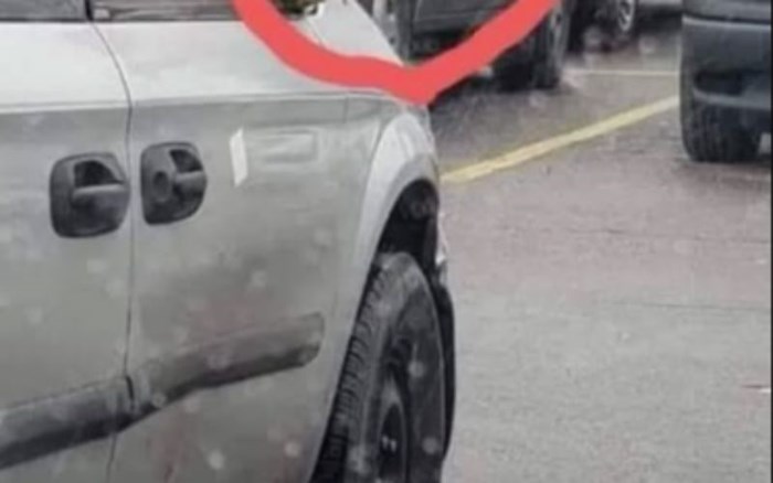 Tip je ostao bez retrovizora, morate vidjeti urnebesnu konstrukciju kojom ga je zamijenio