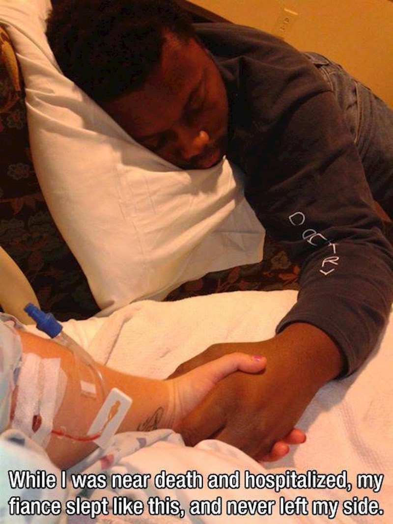 12. Bila sam u teškom stanju u bolnici. Moj zaručnik danima je ovako spavao pored mene.