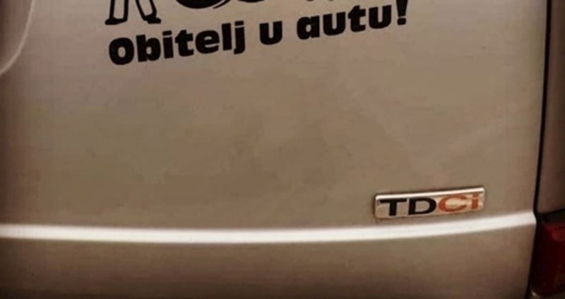 Prolaznik je na jednom autu primijetio bizarnu obiteljsku naljepnicu, mama ovo sigurno nije odobrila