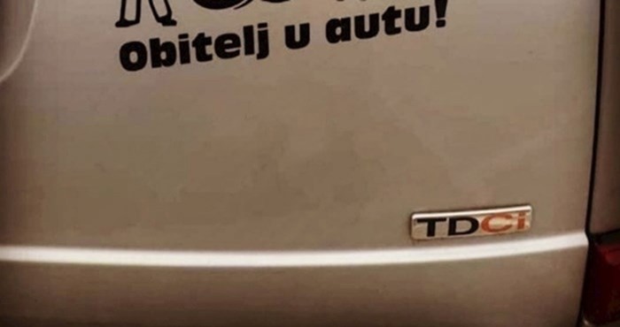 Prolaznik je na jednom autu primijetio bizarnu obiteljsku naljepnicu, mama ovo sigurno nije odobrila