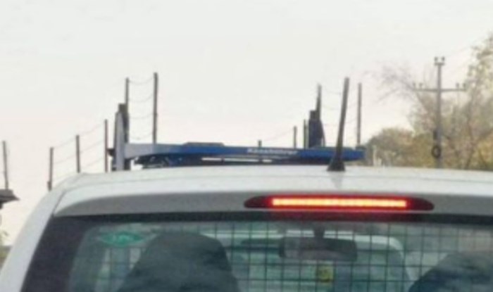 Tip je na auto nalijepio poruku za druge vozače - jednima je smiješna, drugima skroz bezobrazna