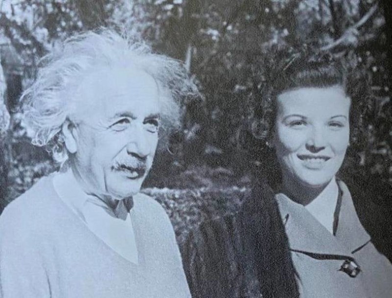 10. Moja baka i Einstein u njezinom vrtu
