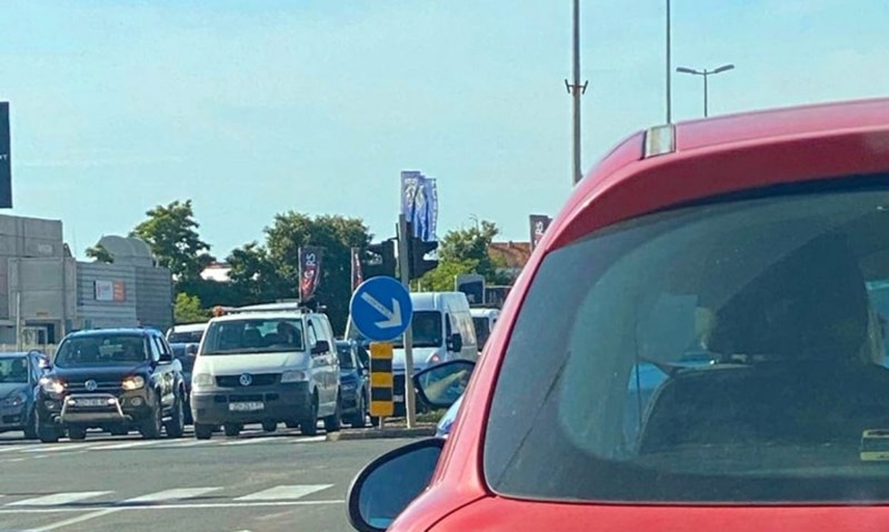 Žena iz Dalmacije tek je položila vozački pa na auto zalijepila urnebesnu poruku za ostale vozače