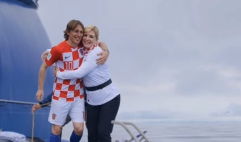 Preko 6 tisuća ljudi na FB-u lajkalo je urnebesnu montažu Kolindinog polarnog skoka, morate vidjeti