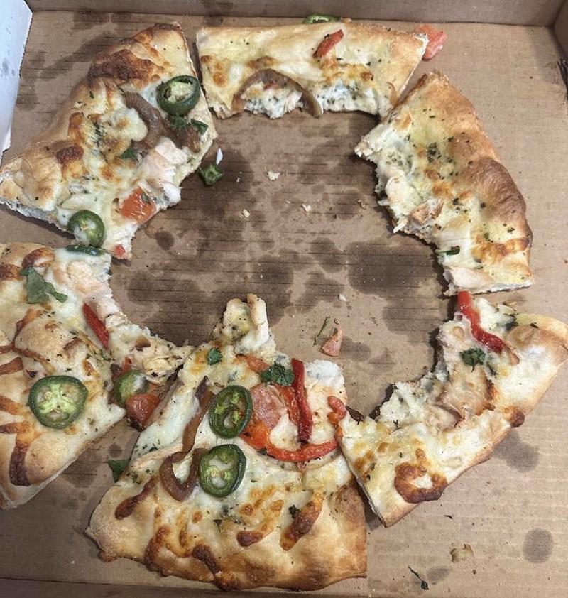 13. Ostavila sam svoga tinejdžera na 5 minuta samog s pizzom koju smo trebali podijeliti...