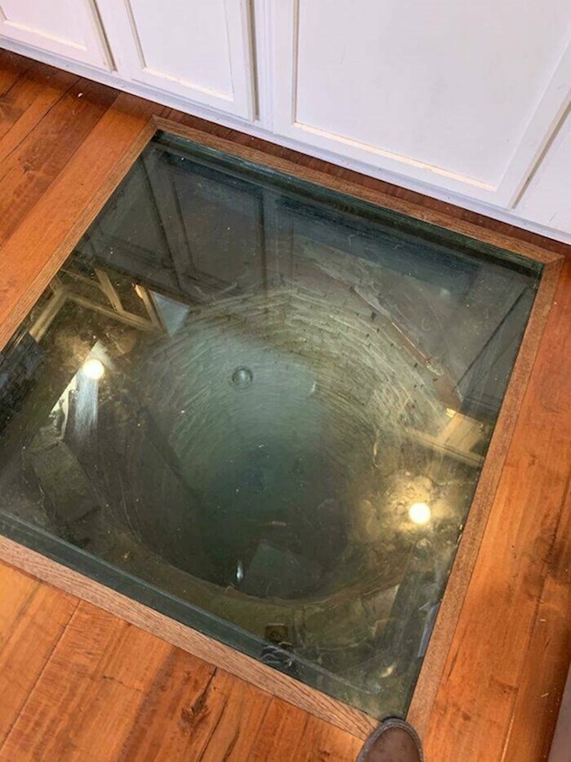 5. Netko usred kuće ima bunar i prekrio ga je staklom