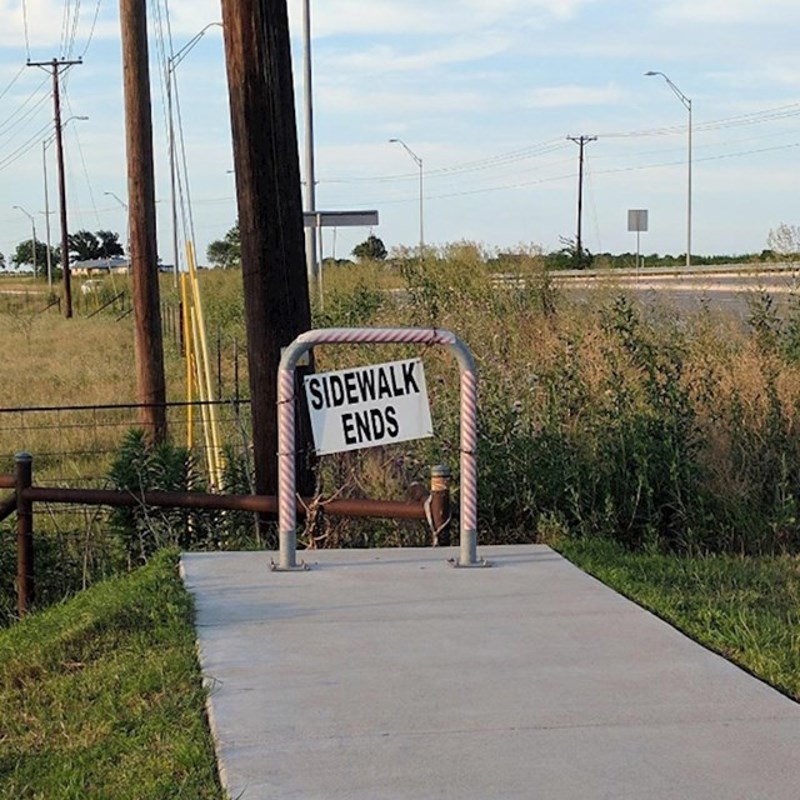 5. Znak na kojem piše da nogostup završava