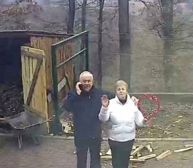 16. Živim u inozemstvu. Mama i tata nazvali su me da hitno provjerim sigurnosne kamere. Vidjela sam ovo.🥰