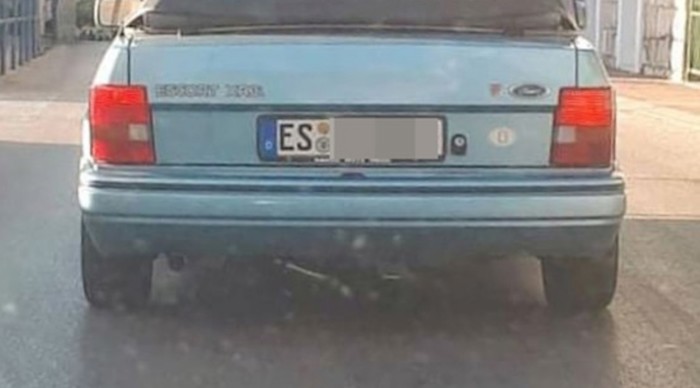 U Makarskoj su fotkali Nijemca koji u autu vozi totalno bizarne rekvizite, prizor je nasmijao mnoge