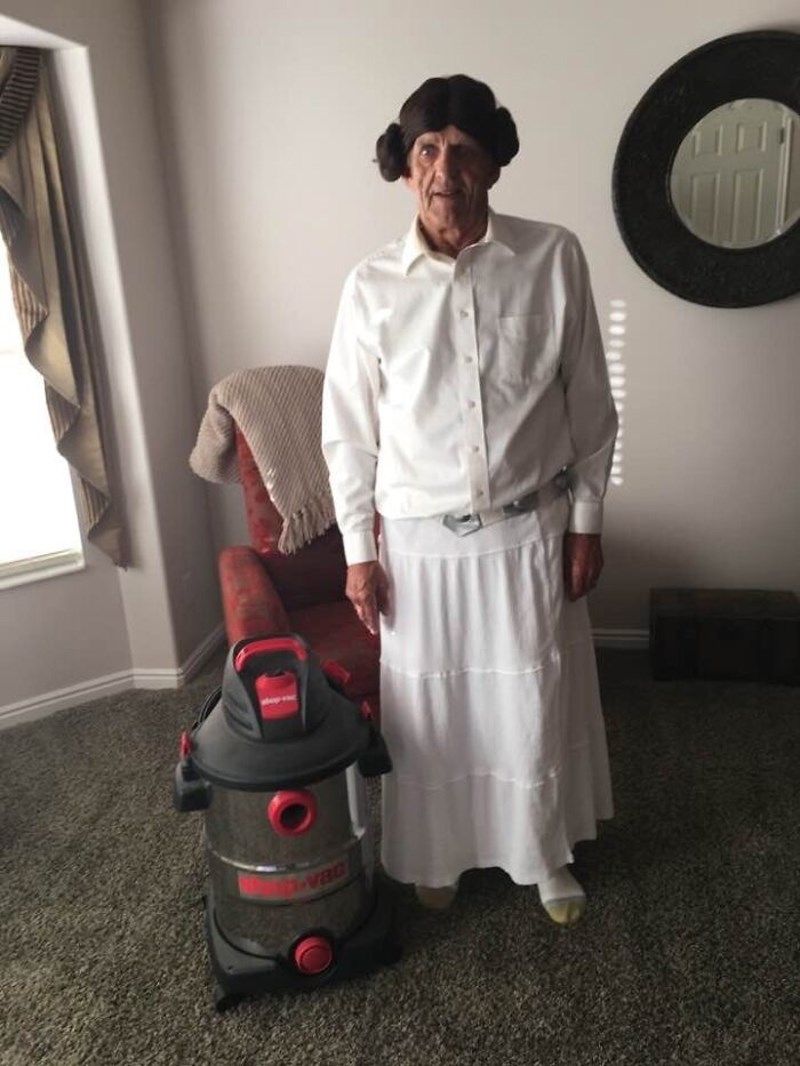 1. Moj djed je za maškere bio princeza Leia