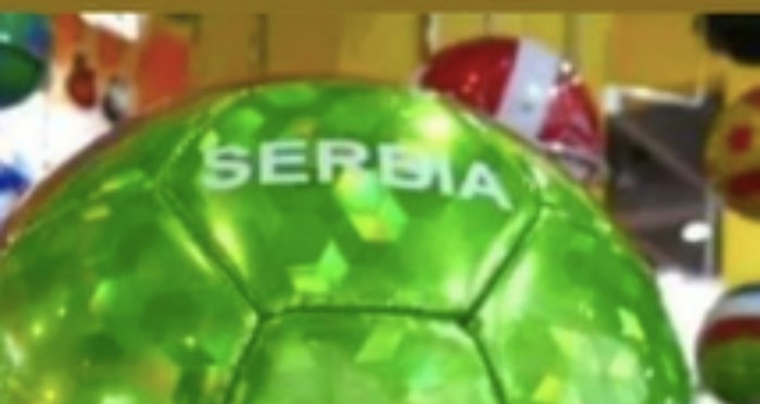 Fotka bizarne nogometne lopte naljutila je Hrvate i Srbe, sve će vam biti jasno kad ju vidite