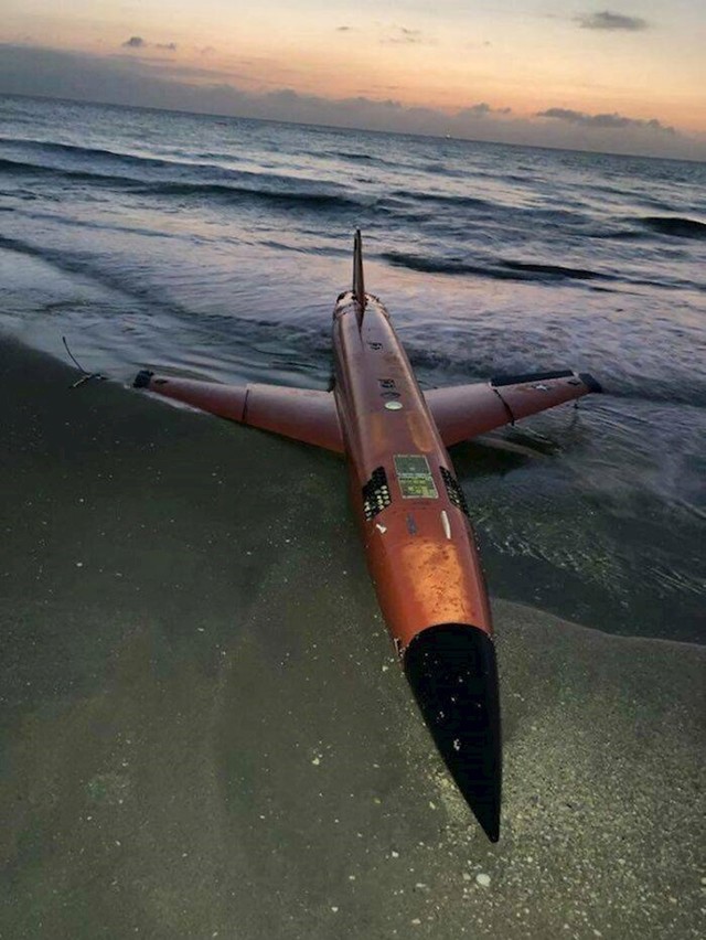 19. Pronašli smo srušeni dron na plaži