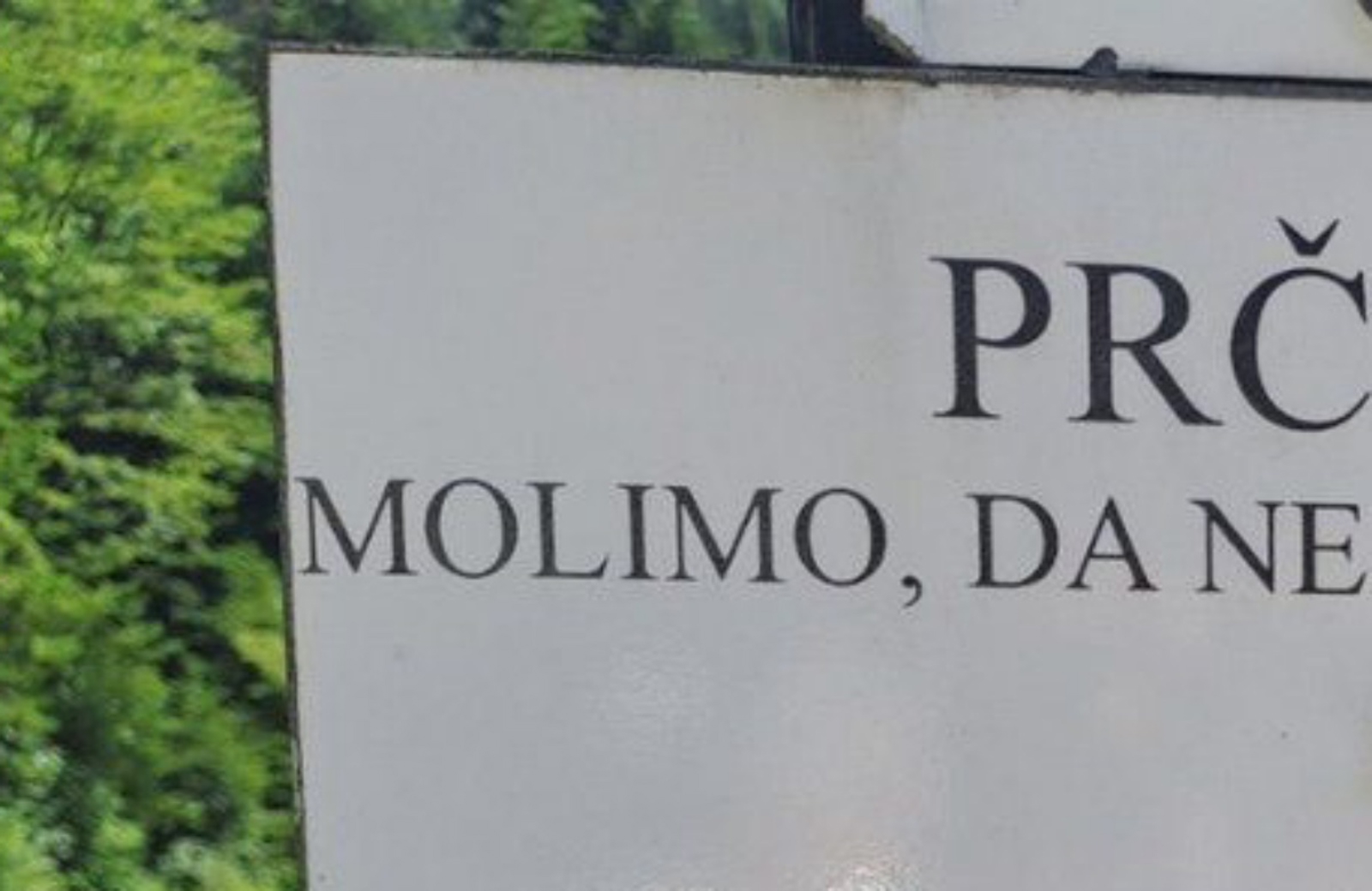 Prolaznik je usred prirode naišao na urnebesnu tablu upozorenja, fotka je nasmijala cijelu zemlju