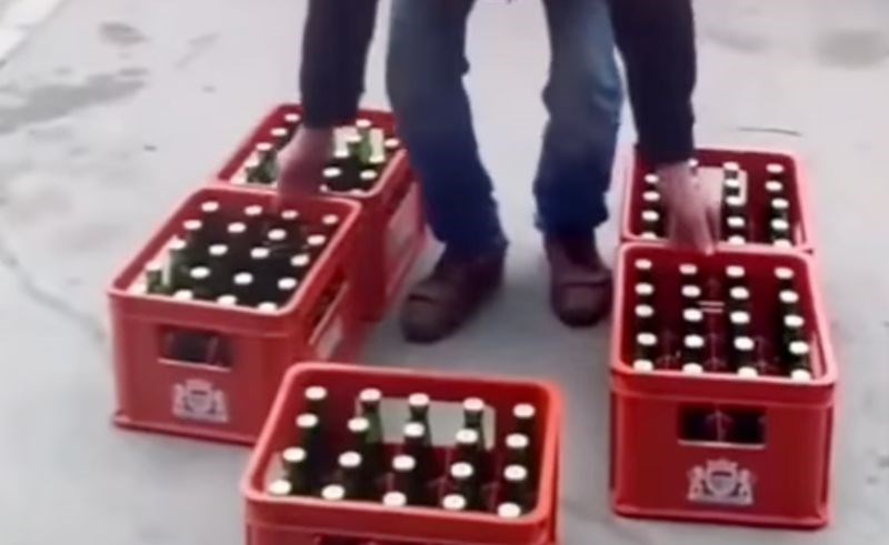 Tip se okladio s ekipom da će odjednom ponijeti 5 gajbi pive, pogledajte kako je to odradio!