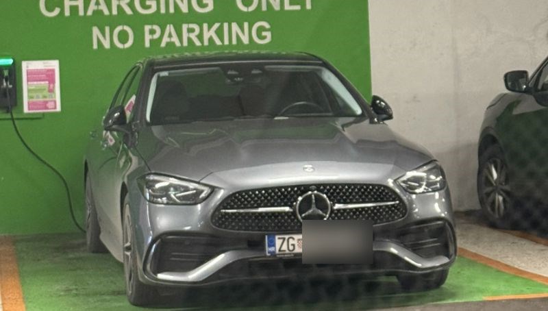 Zagrepčanin si je dao izraditi stvarno neobičnu registraciju, ovo morate vidjeti!