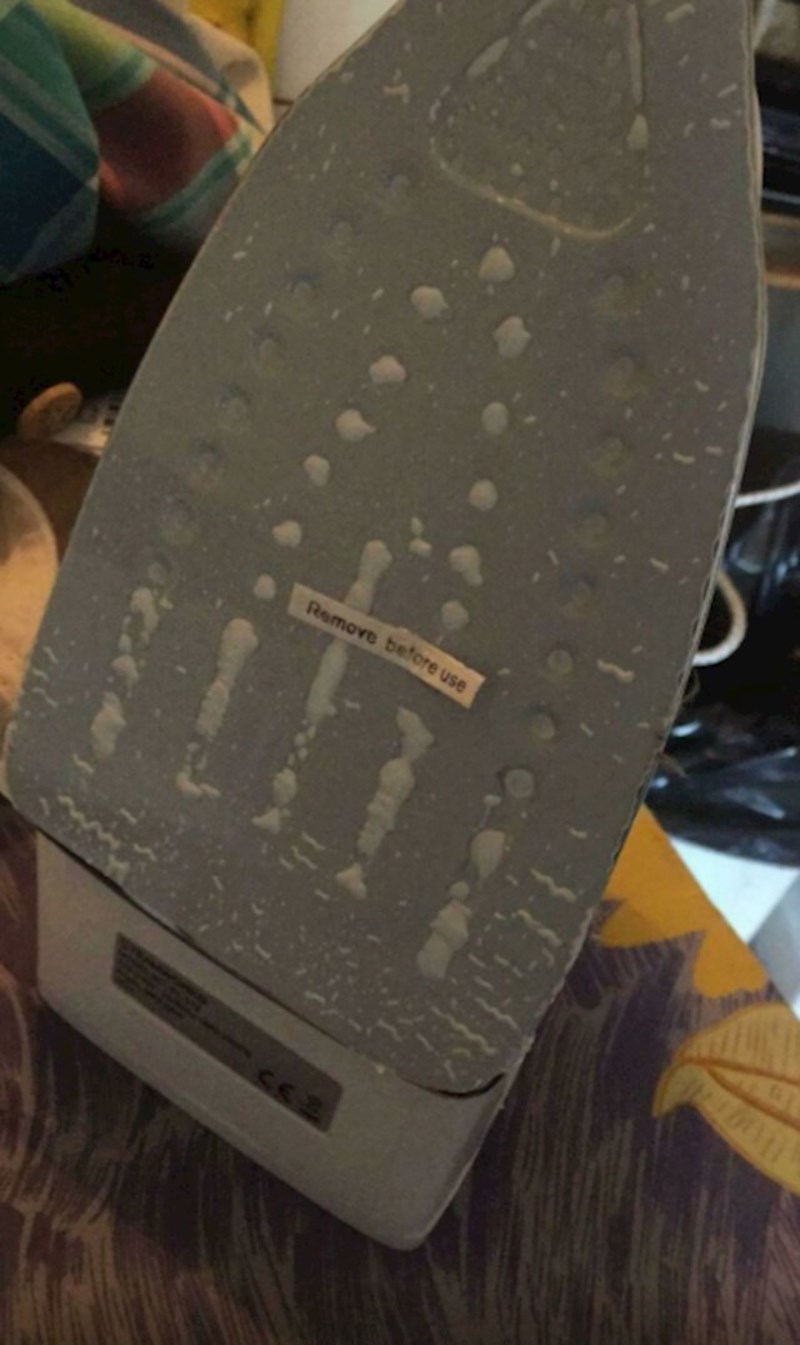 Netko je zaboravio odlijepiti zaštitnu foliju prije korištenja pegle