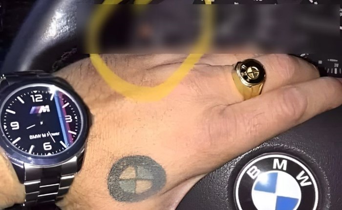 Išao se pohvaliti koliko voli BMW, ali osramotio ga je detalj u pozadini. Ljudi umiru od smijeha