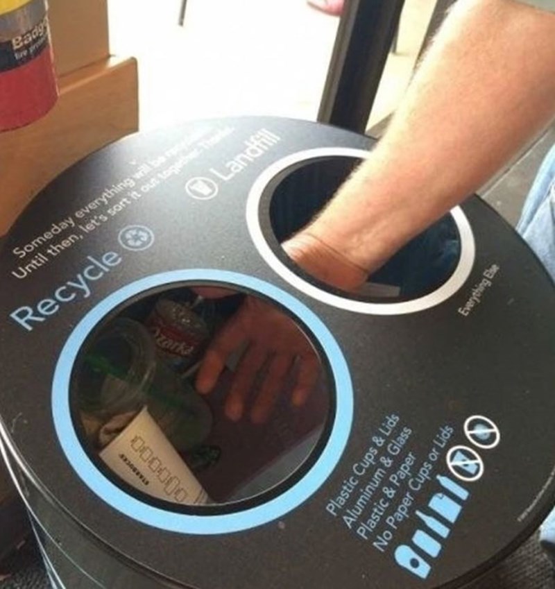 6. Ovaj poklopac za odvajanje smeća očito postoji samo da bi se mi osjećali bolje i kao da smo ekološki odgovorni.
