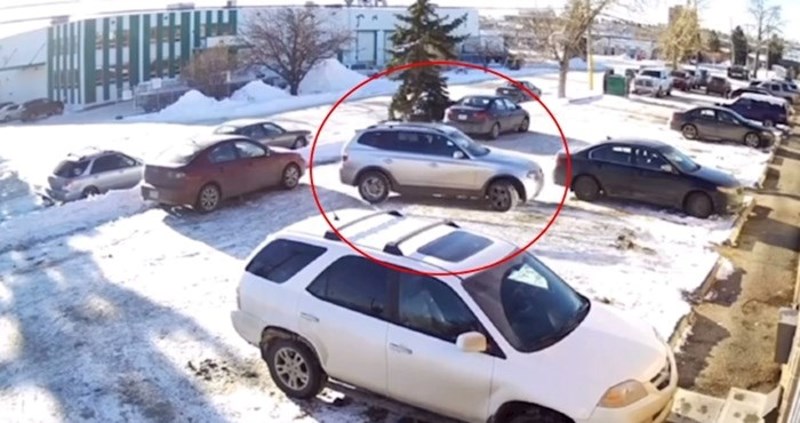 Nadzorna kamera snimila urnebesnu scenu, pogledajte muku vozača dok se pokušava izvesti s parkinga