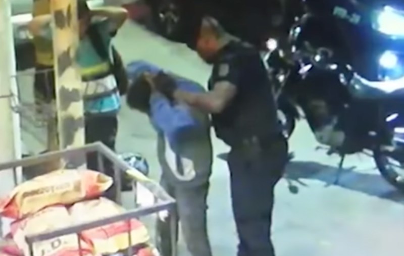 Nadzorna kamera uhvatila je policajca kako radi pretres, ljudi ne vjeruju da je ovo stvarno napravio