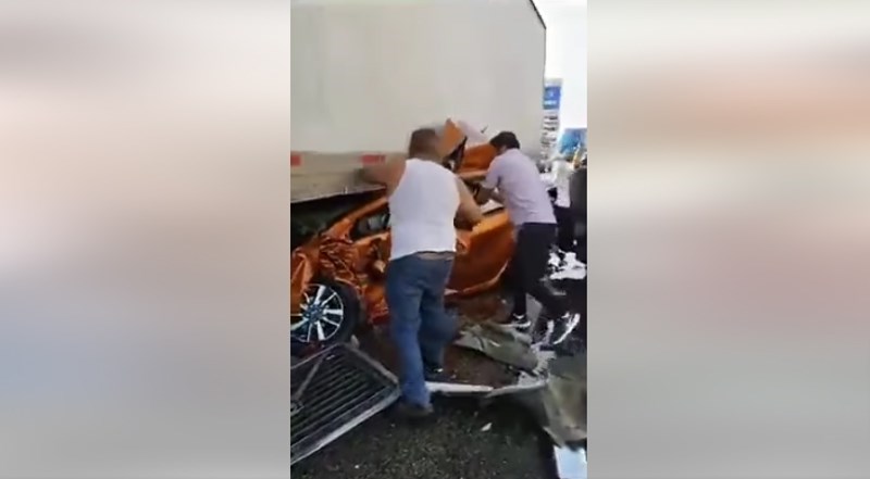 Autom je uletio pod kamion, ljudi su ostali u čudu kad su otvorili vrata