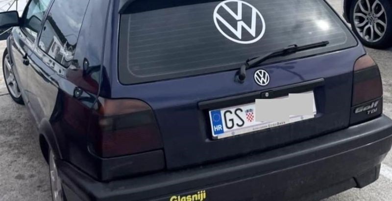 Vlasnik Golfa je dodao kratku poruku na svoj branik, ljudi umiru od smijeha
