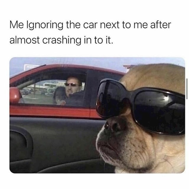 Ja dok ignoriram auto u koje sam se prije sekundu skoro zabio