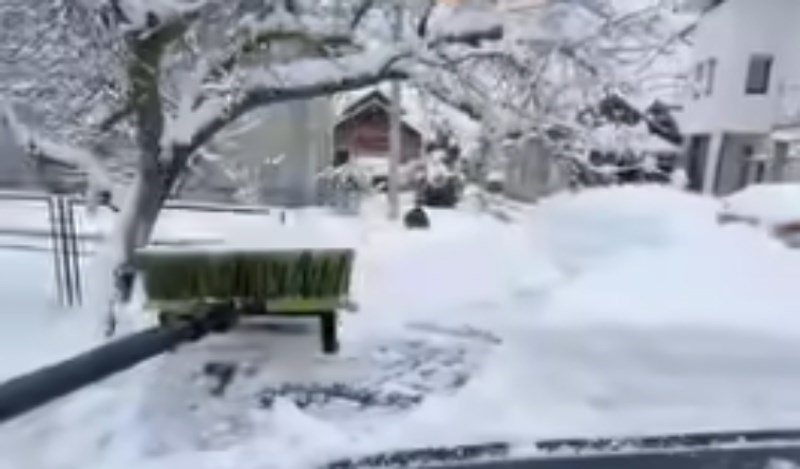 Pao je snijeg i internetom opet kruži najlegendarnija snimka ikad. Sjećate se ovog Bosanca i auta?