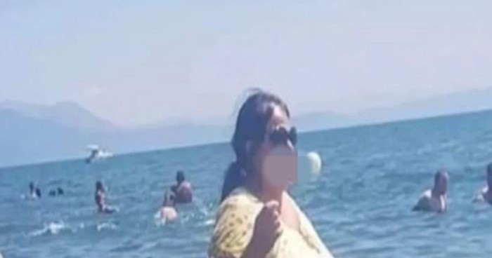 Fotka s jedne plaže danima kruži internetom, morate vidjeti kako ova žena uživa u moru