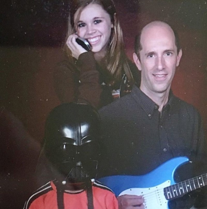 "Morali smo ponijeti svoje omiljene stvari na fotografiranje. Ja sam ponijela mobitel, otac je donio svoju električnu gitaru, a moj brat — masku Dartha Vadera koju je odbio skinuti."