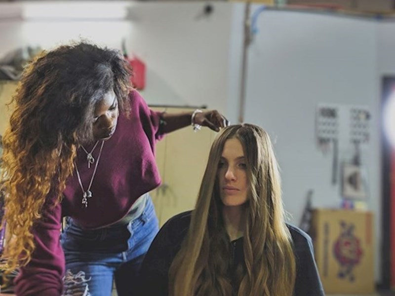 Kovrčava kosa mora biti potpuno suha za šišanje