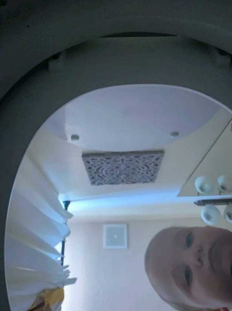 Nisu znali tko je od djece bacio mobitel u WC. Onda su pogledali fotke