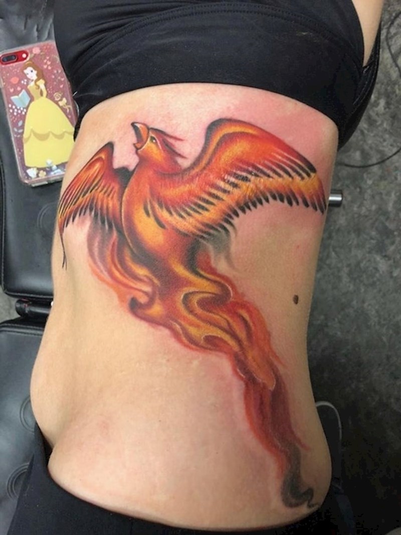 Preko ožiljka od opekotine tetovirala je feniksa