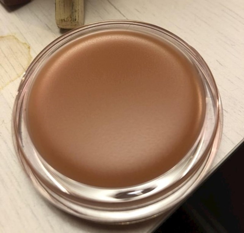 Novi, upravo otvoreni, netkanuti balzam za usne.