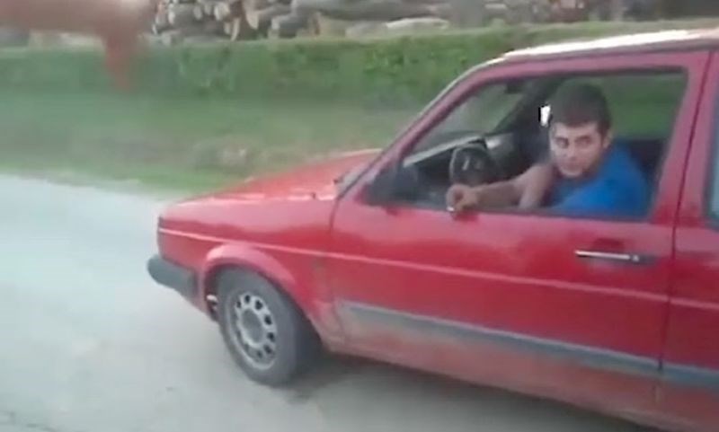 Iz BiH stiže najluđa snimka godine! Pogledajte što je bosanski Hulk izveo s Golfom