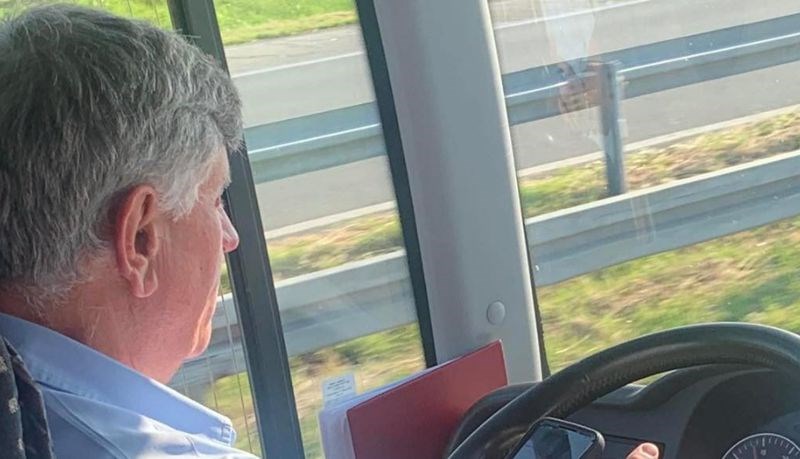 Vozač busa u Srbiji radio je nešto nevjerojatno usred vožnje, putnici su ostali u šoku