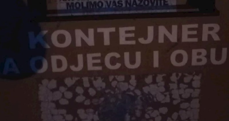Netko je na Braču promijenio slova na kontejneru. Jedni umiru od smijeha, drugi su zgroženi