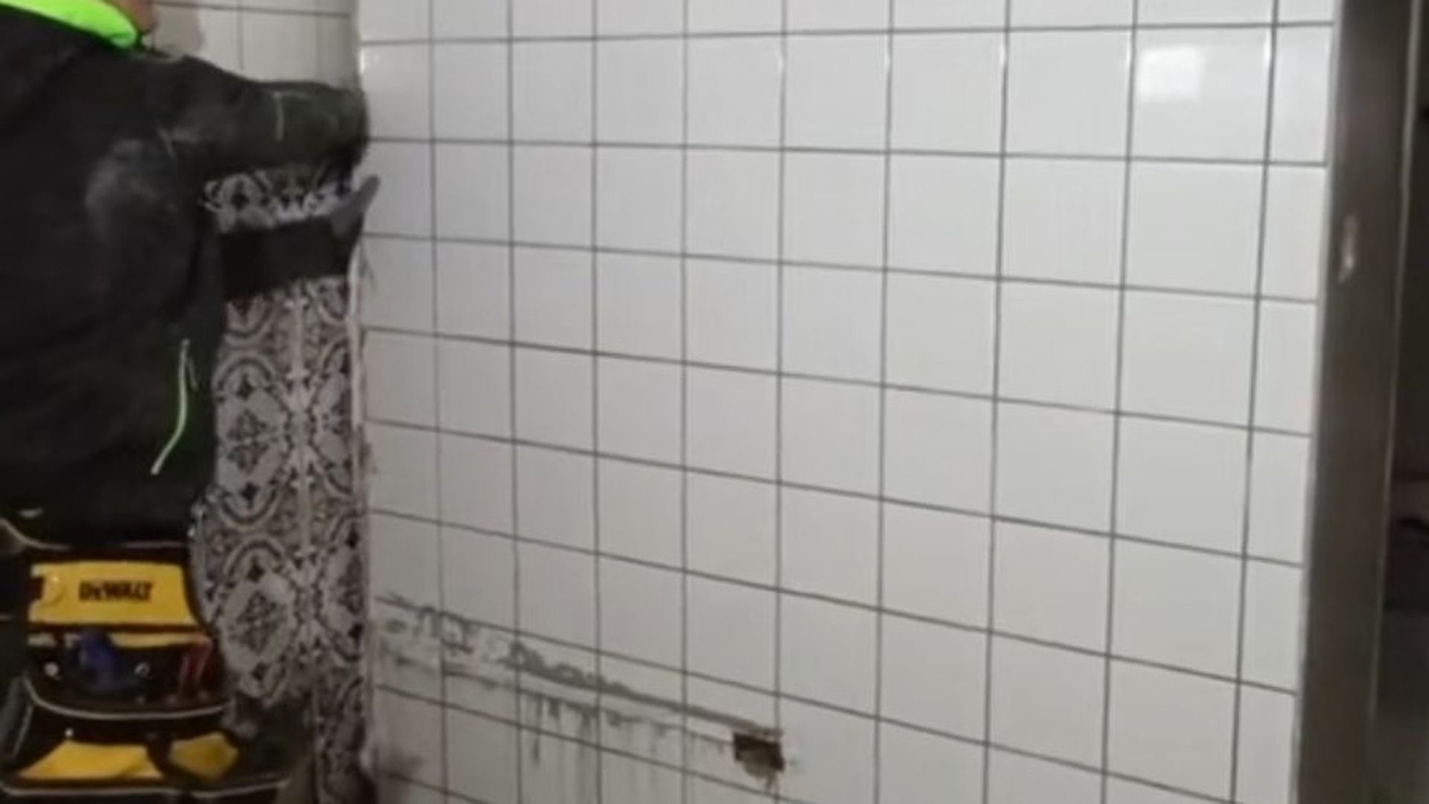 Majstori su došli promijeniti pločice u kupaonici, ostali su u šoku kad su ih krenuli skidati