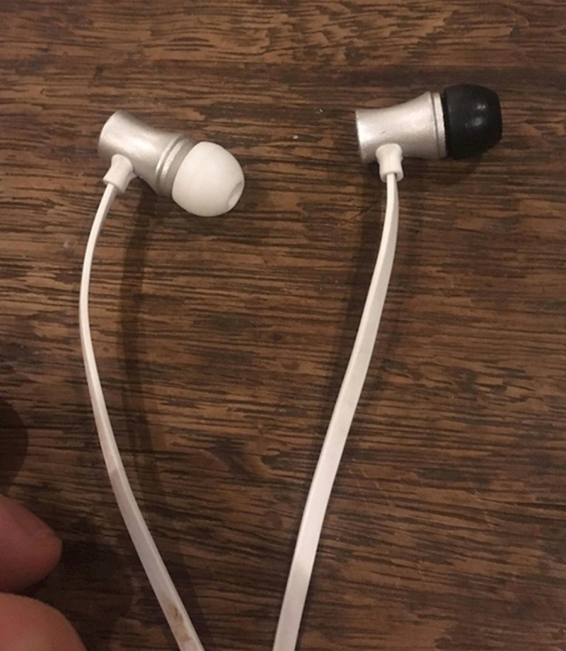 Kako biste brže razlikovali koja je lijeva, a koja desna slušalica, stavite različite navlake