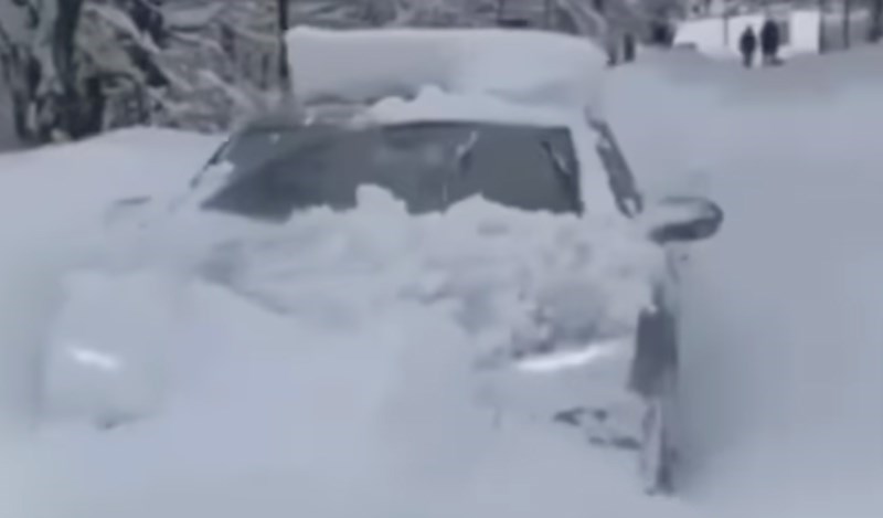 Majstor iz Srbije je zapeo u snijegu, pogledajte kako se izvukao na najbalkanskiji način!