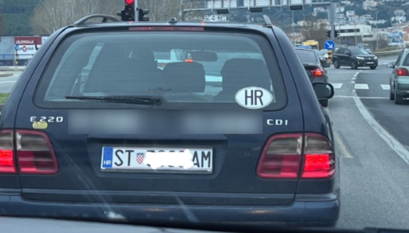 Splićanin je na svoj Mercedes stavio vrlo neobičnu poruku, ljudi su zbunjeni što ovo znači