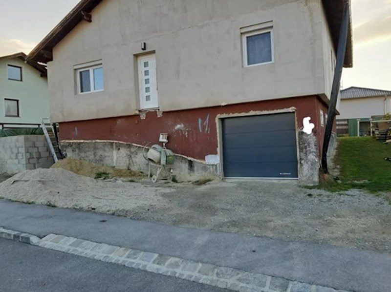 I dalje ništa Okej, kuća se nalazi u srednjoj Europi. Na granici dvije države čiji su glavni gradovi udaljeni samo 79 kilometara