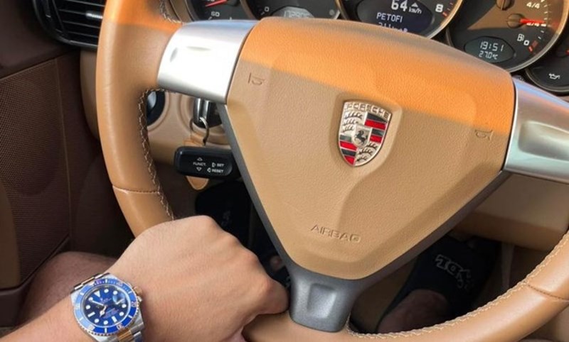 Tip se slikao u svom novog Ferrariju, ali svu pažnju su ukrale njegove hlače. Ovo morate vidjeti