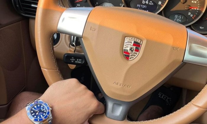 Tip se slikao u svom novog Ferrariju, ali svu pažnju su ukrale njegove hlače. Ovo morate vidjeti